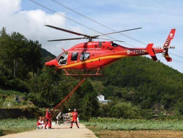 国家电网完成世界首次山地特高压线路直升机带电检修任务