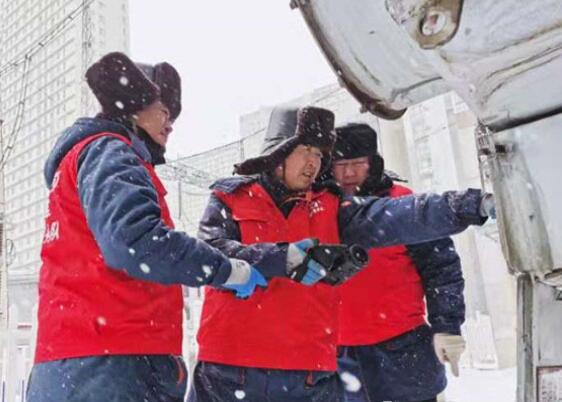 国网哈尔滨供电公司积极应对暴雪天气 确保哈尔滨地区正常用电