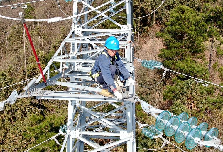 国网余姚市供电公司线路检修消缺守好山区供电“生命线”