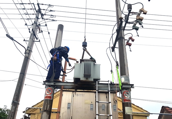 国网山东寿光供电：阴雨连绵紧急抢修 及时恢复村民用电