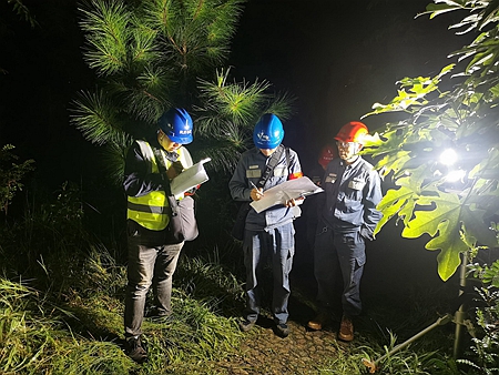 凤庆供电局配电管理所连夜抢修只为缩短停电时间