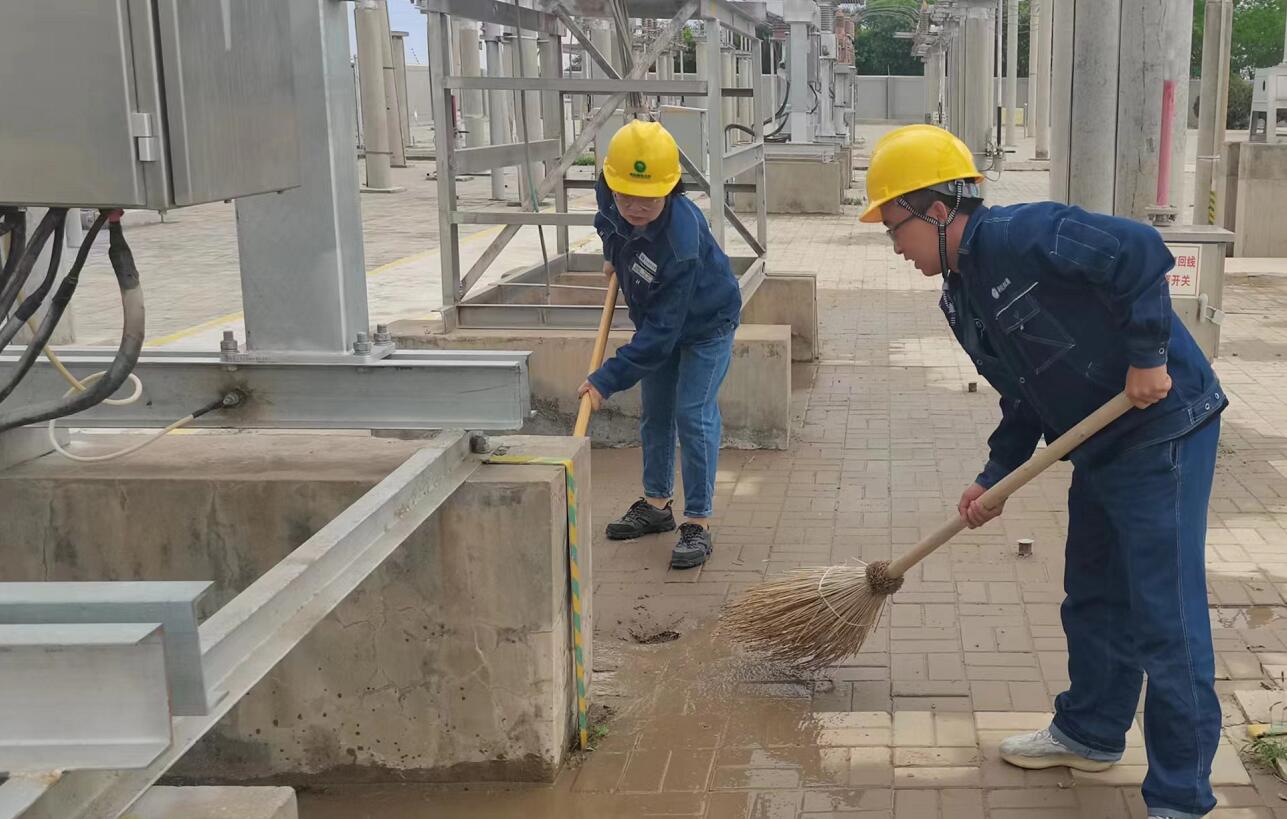 戈壁有雨，阿电人全力出击保供电