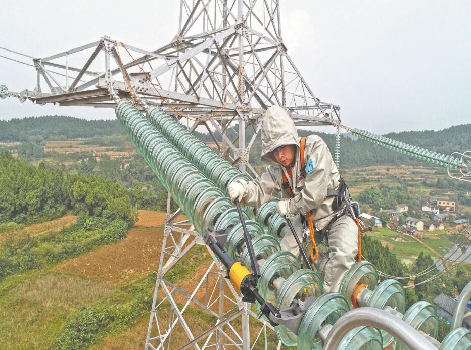 在铁塔银线上练就真本领——记全国技术能手邱中华