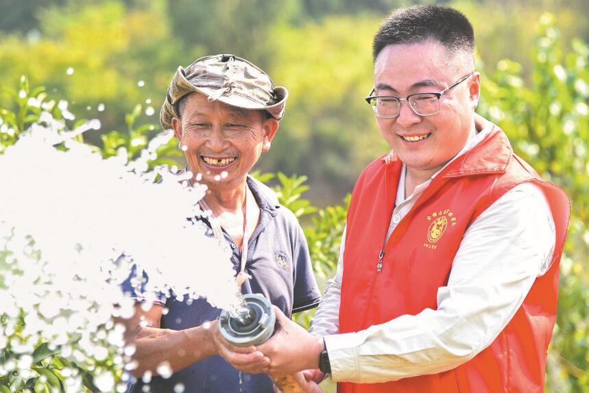 驻村第一书记谭伟：带领村民搞种植 小村走上致富路