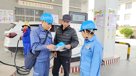 临沧凤庆供电局开展辖区加油站安全 用电检查