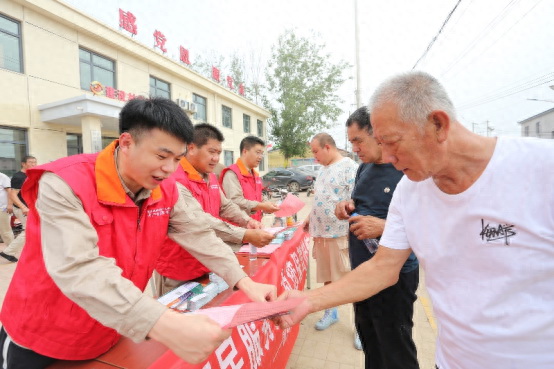 电力“红马甲”铺就回迁返乡“暖心路”