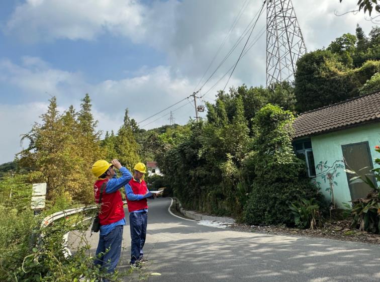 余姚市宏宇输变电工程公司线路特巡保安全 护航国庆“满格电”