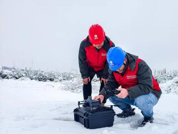 国网偃师供电公司雪后特巡保供电 护航城市“生命线”