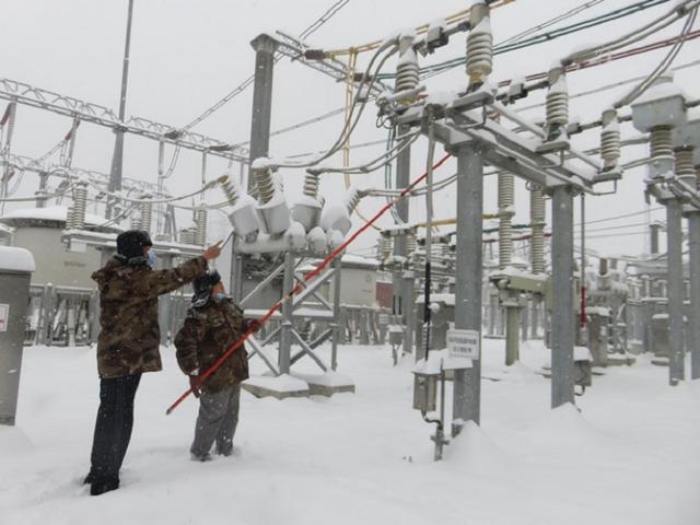 国家电网加强雨雪冰冻天气特巡特护全力保暖保供