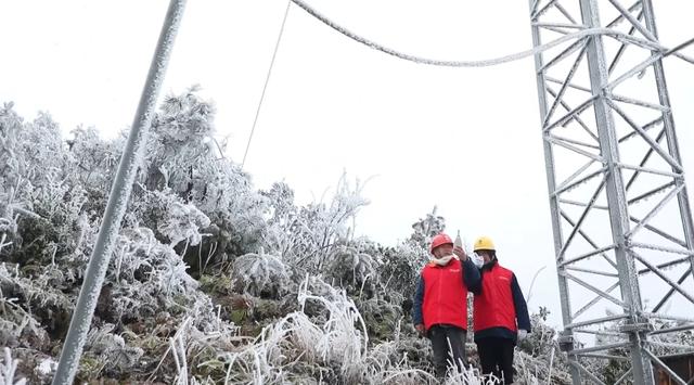 国网江华供电公司踏雪巡线 迎战寒潮保供电