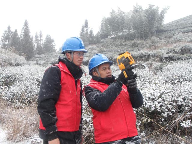 国网政和县供电公司雪映乡村骤降温 雨雪特巡保供电