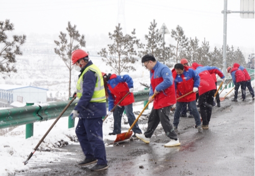 陕投集团赵石畔煤电以雪为令齐上阵 除雪破冰保畅通