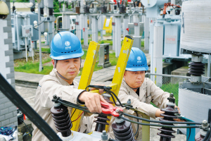 一专多能的蓝领专家——记全国五一劳动奖章获得者、安徽铜陵供电公司洪卫华